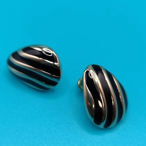 Vintage Signed AMWAY Gold Tone And Black Enamel Stud Pierced Earrings 1/2" - Picture 2 of 6